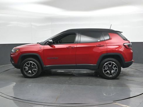 Used 2025 Jeep Compass Trailhawk AWD/4WD image 9