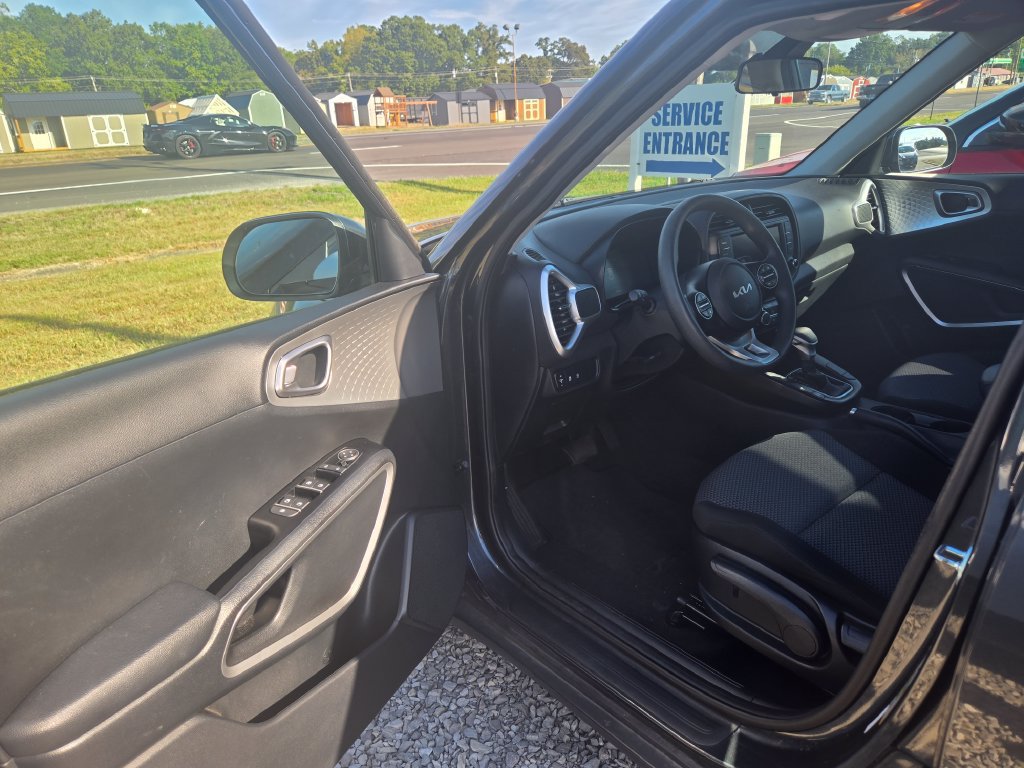Used 2025 Kia Soul LX w/ LX Technology Package FWD image 6
