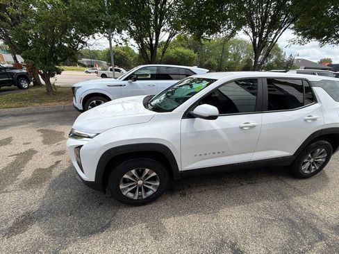 Used 2025 Chevrolet Equinox LT FWD image 2