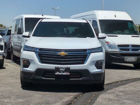 Used 2023 Chevrolet Traverse LT FWD image 3