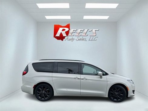 Used 2020 Chrysler Pacifica Touring-L w/ Advanced Safetytec Group FWD image 6