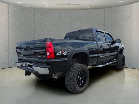 Used 2004 Chevrolet Silverado 2500 LS w/ Skid Plate Package AWD/4WD image 4