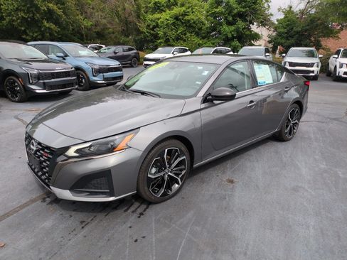 Used 2025 Nissan Altima 2.5 SR FWD image 3