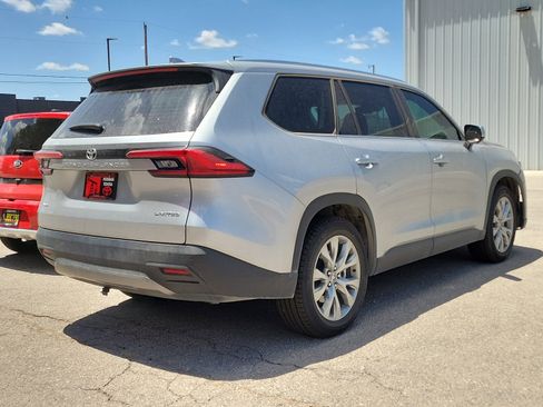 Used 2024 Toyota Grand Highlander AWD image 3