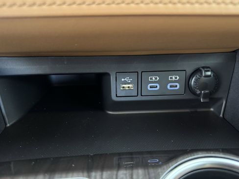 New 2026 Toyota Highlander Platinum image 3