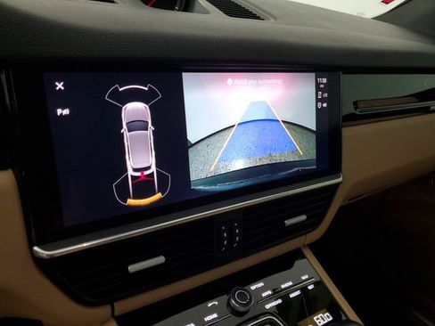 Used 2022 Porsche Cayenne w/ Premium Package image 30