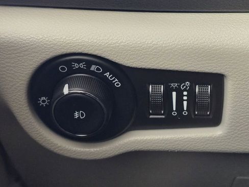 Used 2024 Chrysler Pacifica Touring-L image 26