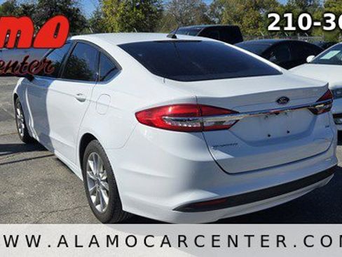 Used 2017 Ford Fusion SE image 3