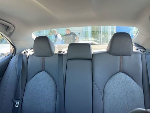 Used 2018 Toyota Camry LE image 13