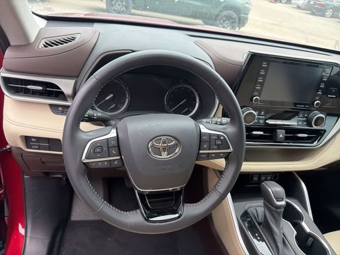 Used 2021 Toyota Highlander XLE image 13