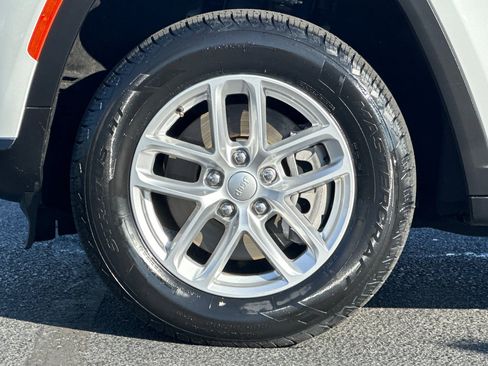 Used 2023 Jeep Grand Cherokee L Laredo image 12