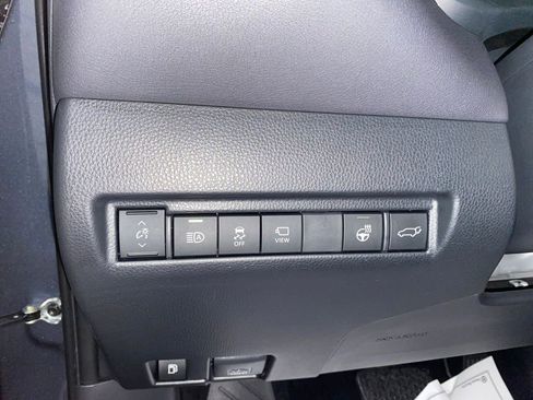 Used 2024 Toyota Venza Limited image 25