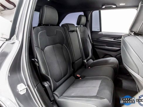 Used 2024 Jeep Grand Cherokee Laredo image 33