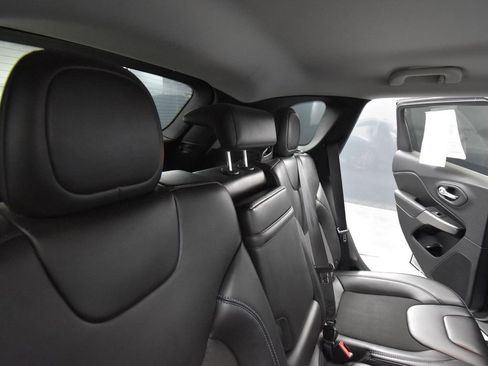 Used 2019 Jeep Cherokee Latitude Plus image 18