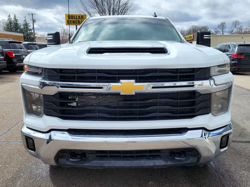 Used 2024 Chevrolet Silverado 2500 LT AWD/4WD image 3