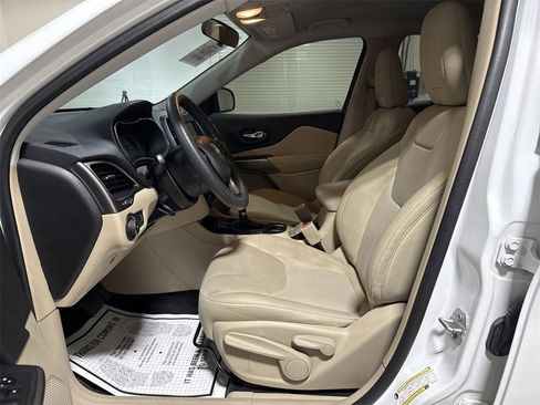 Used 2019 Jeep Cherokee Latitude w/ Popular Appearance Group image 18