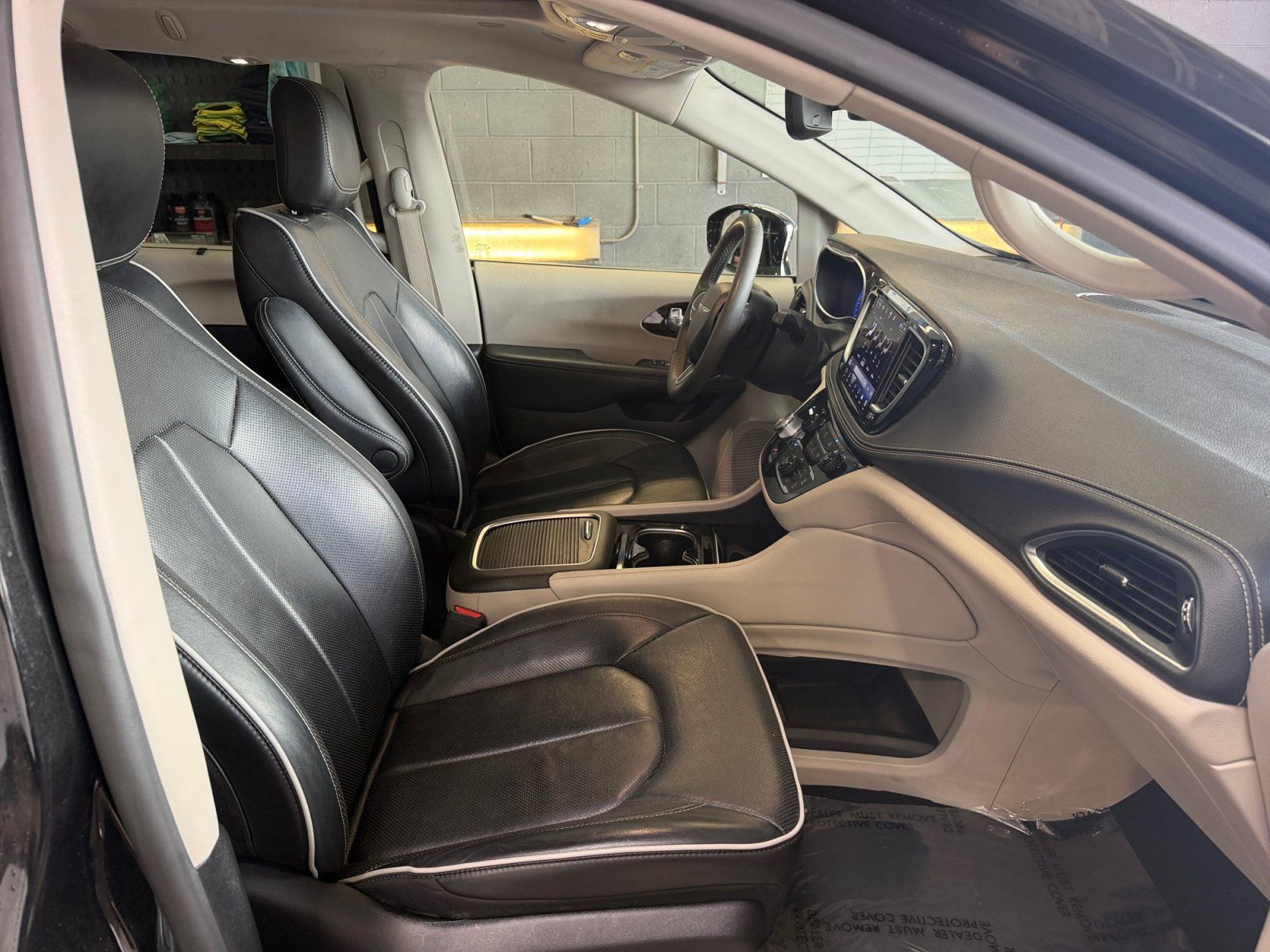 Used 2023 Chrysler Pacifica Limited FWD image 19