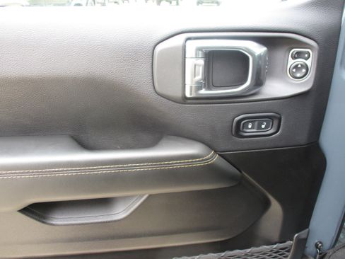 Used 2025 Jeep Wrangler Unlimited Sahara AWD/4WD image 32