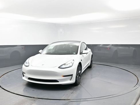 Used 2021 Tesla Model 3 Standard Range Plus image 4