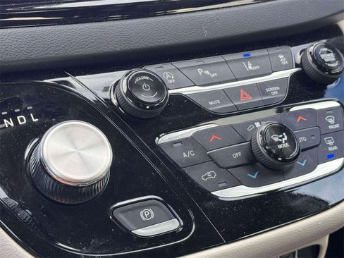 Used 2023 Chrysler Pacifica Touring-L image 24