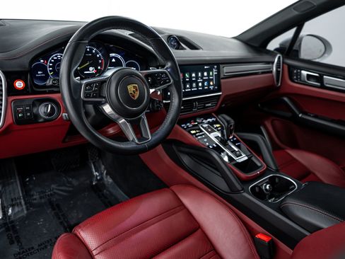 Certified 2022 Porsche Cayenne Platinum Edition image 4