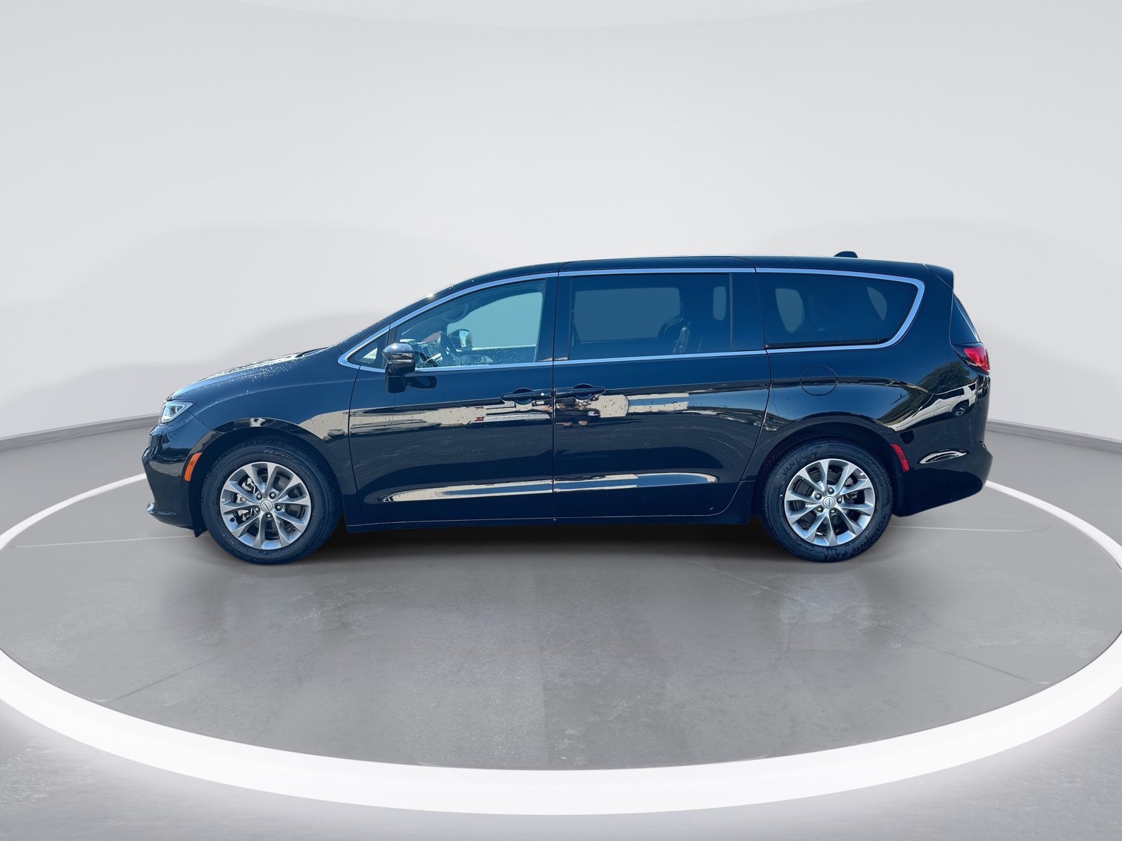 Used 2026 Chrysler Pacifica Limited FWD image 6