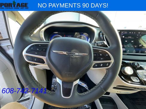 Used 2023 Chrysler Pacifica Touring-L FWD image 15