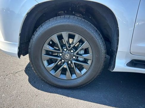 Used 2023 Lexus GX 460 Premium w/ Premium Package image 9