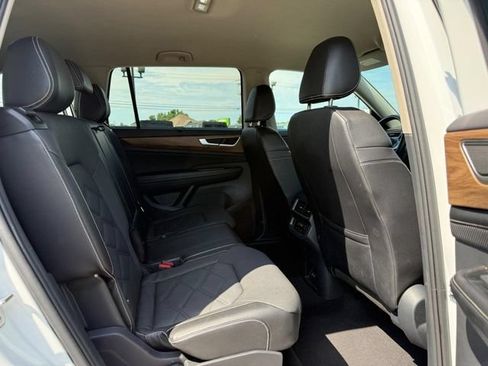 Used 2024 Volkswagen Atlas SE AWD/4WD image 14