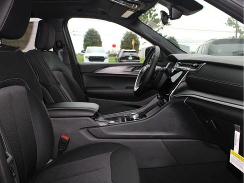 New 2025 Jeep Grand Cherokee Laredo X w/ Luxury Tech Group I image 34