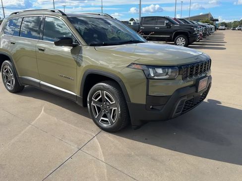 Used 2026 Jeep Cherokee Laredo AWD/4WD image 3