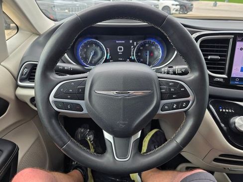 Certified 2023 Chrysler Pacifica Touring-L FWD image 26