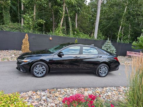 Certified 2024 Hyundai Elantra Blue image 2