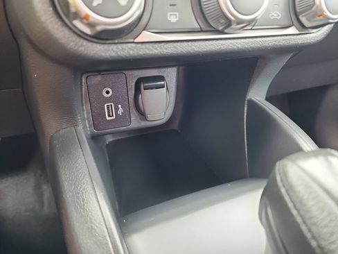 Used 2022 Nissan Versa S FWD image 29
