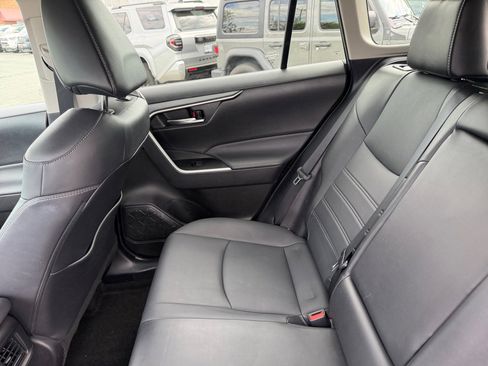 Used 2022 Toyota RAV4 XLE Premium image 33