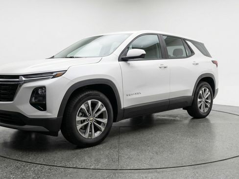 Used 2025 Chevrolet Equinox LT image 3