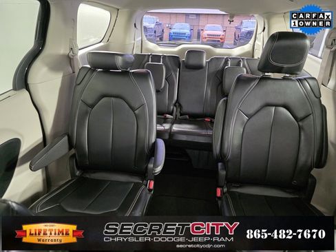 Used 2024 Chrysler Pacifica Touring-L image 27
