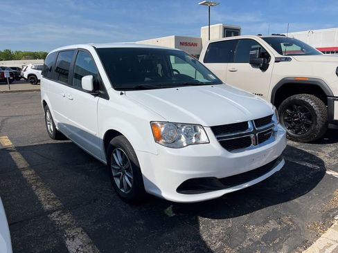 Used 2016 Dodge Grand Caravan SE FWD image 2