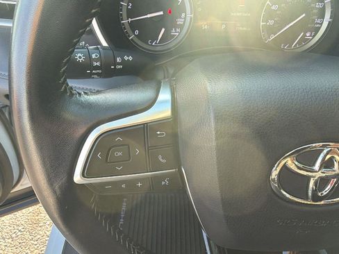 Used 2020 Toyota Highlander XLE image 26
