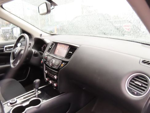 Used 2019 Nissan Pathfinder SV image 16