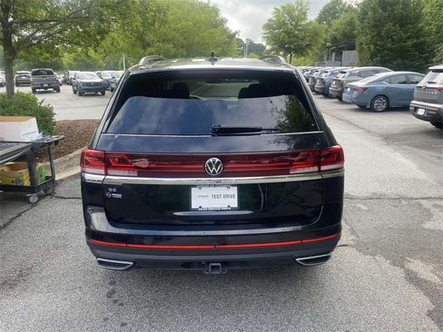 Used 2024 Volkswagen Atlas SE image 23
