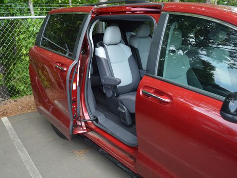 Used 2022 Toyota Sienna XSE FWD image 34