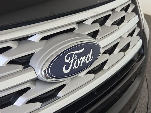 Used 2018 Ford Explorer XLT w/ Equipment Group 202A FWD image 35