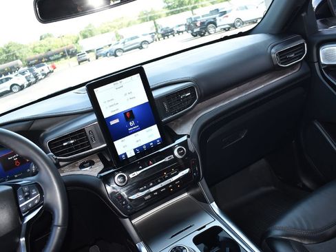 Used 2023 Ford Explorer Platinum w/ Technology Package AWD/4WD image 18
