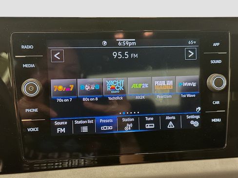 Used 2025 Volkswagen Jetta SE FWD image 21