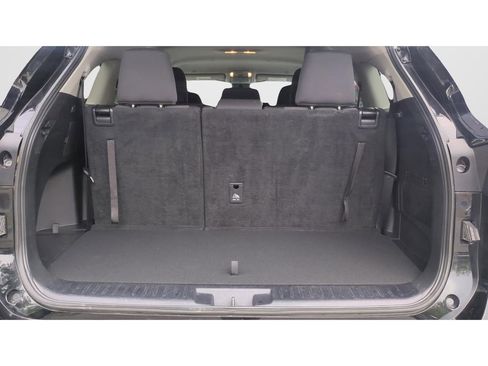Used 2024 Toyota Highlander LE AWD/4WD image 9