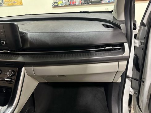 Used 2023 Kia Carnival LX image 32