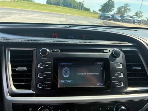 Used 2019 Toyota Highlander LE AWD/4WD image 18