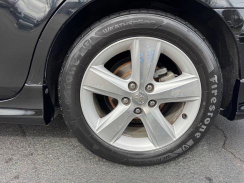 Used 2011 Toyota Camry SE w/ SE/XLE Extra-Value Pkg image 19