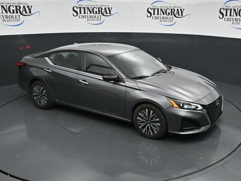 Used 2025 Nissan Altima 2.5 SV FWD image 18